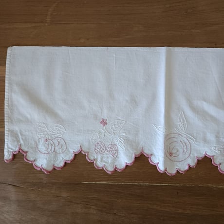 手刺繍のシェルフ飾り