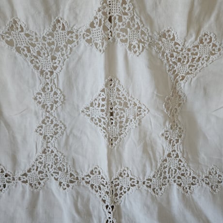 リネン刺繍のテーブルクロス
