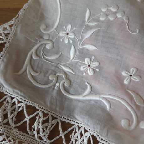 ぷっくり手刺繍のテーブルセンター