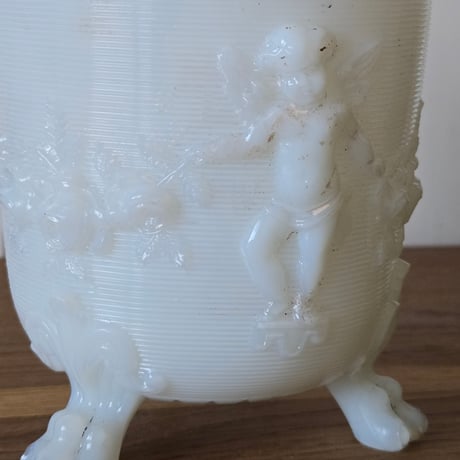 オパリンガラス天使レリーフの花瓶