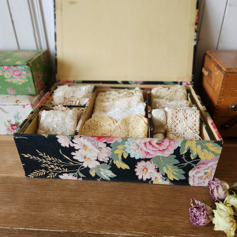 黒の花柄カルトナージュのお裁縫箱 | リボンときどきネコ