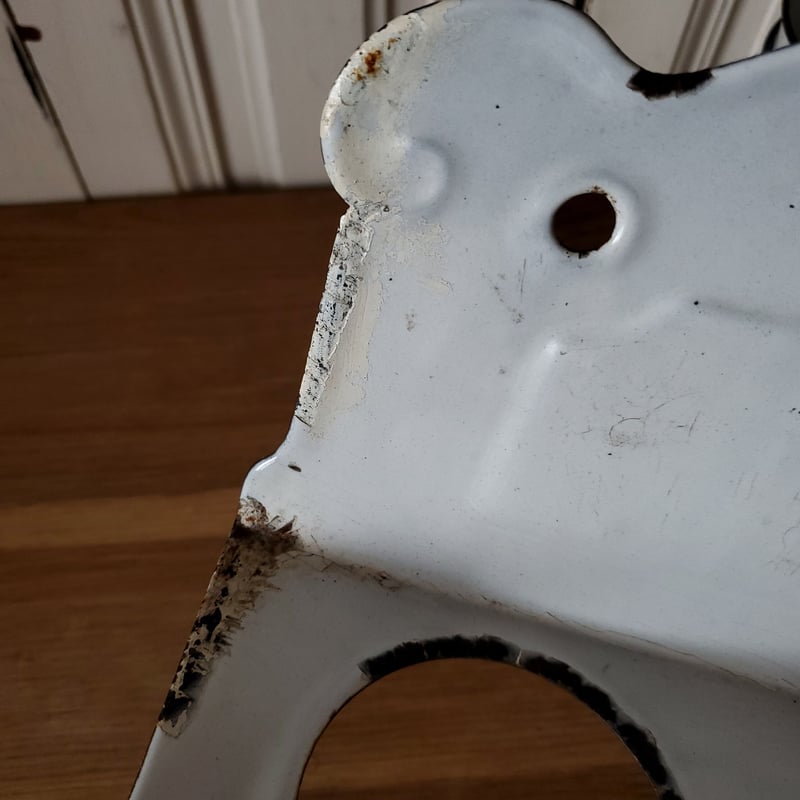 スカラップがかわいいホーローサボンラック | リボンときどきネコ