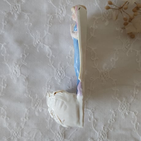 祈りを捧げる天使の聖水盤