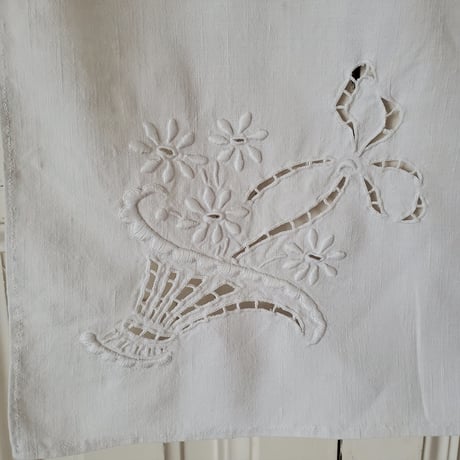 花かご手刺繍のクロス