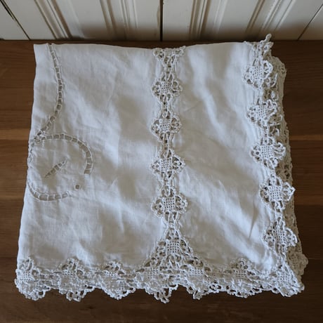 リネン刺繍のテーブルクロス