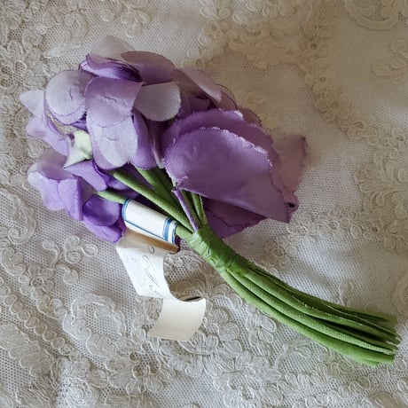 すみれの布花コサージュ