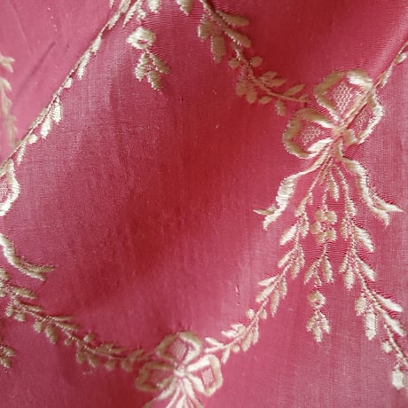 リボンや花かごが美しいシルクタフタ