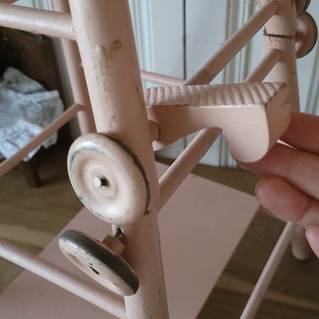 ピンクの折り畳み式ドールチェア