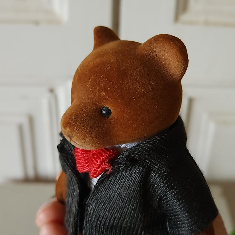 スーツを着たクマちゃん | リボンときどきネコ