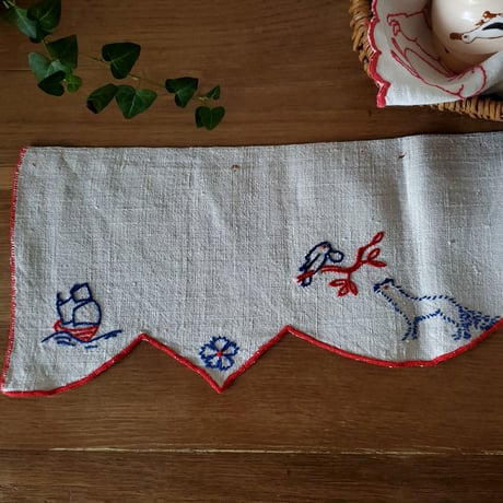 青と赤刺繍の棚飾り