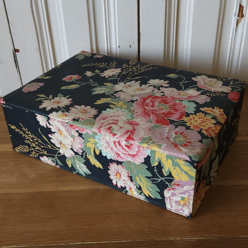 黒の花柄カルトナージュのお裁縫箱 | リボンときどきネコ