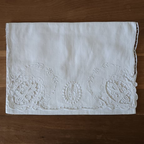 カットワーク刺繍のパジャマ入れ