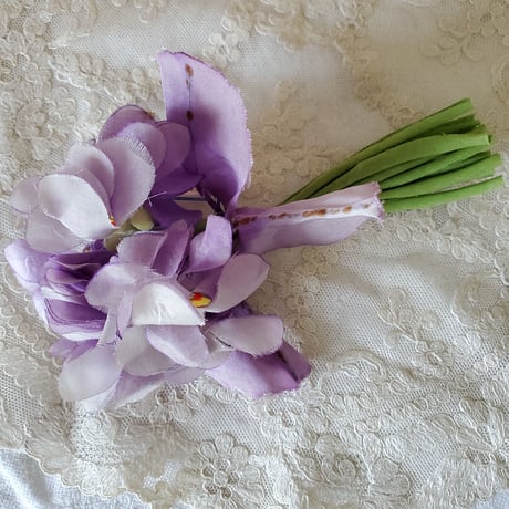 すみれの布花コサージュ