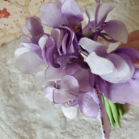 すみれの布花コサージュ