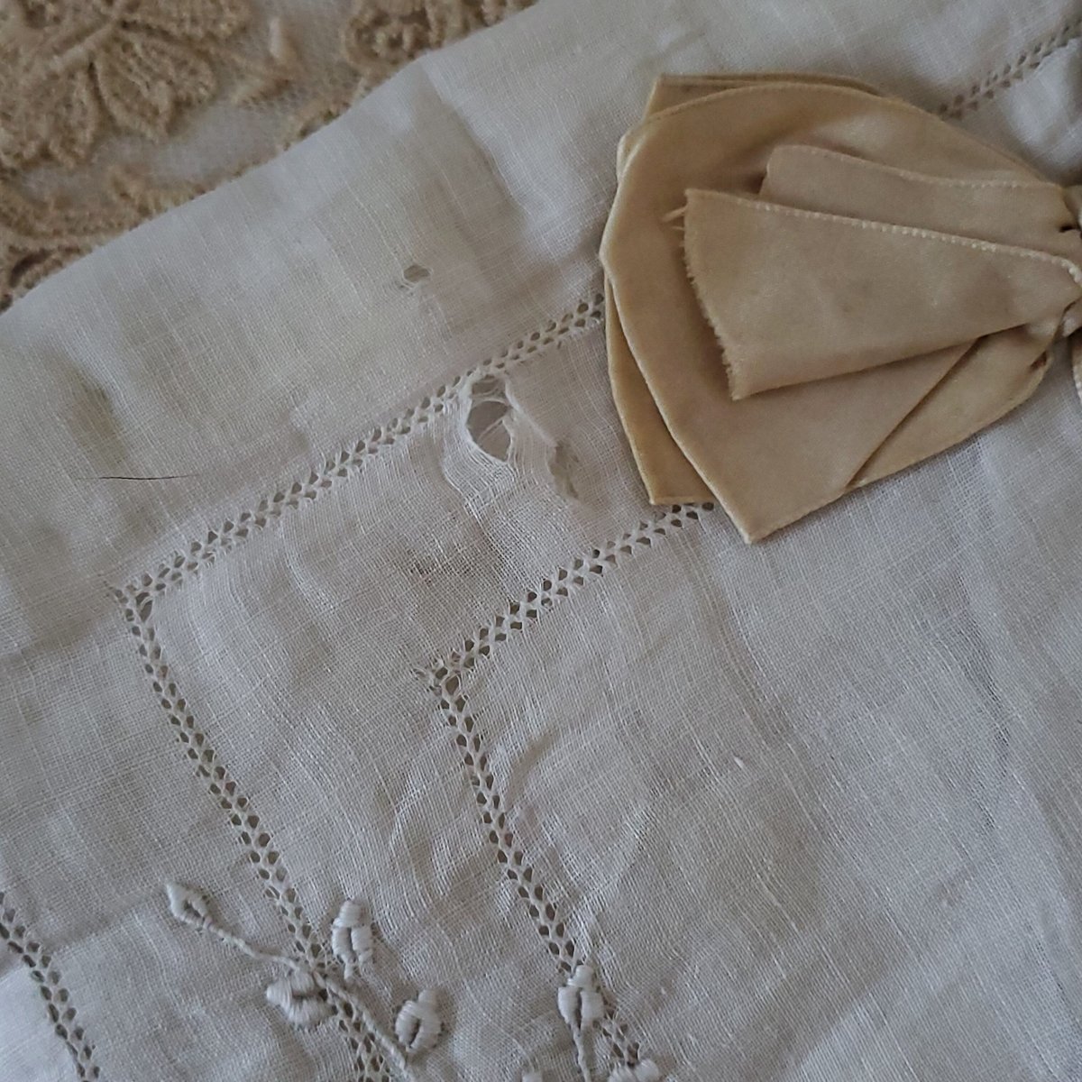 アンティークシルク製ローズ柄ハンキーケース＆サシェロコロリボン装飾