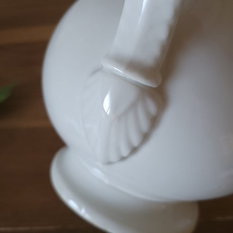 どっしりとした白いピシェ