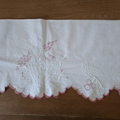 手刺繍のシェルフ飾り