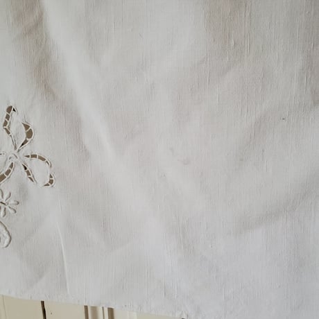 花かご手刺繍のクロス