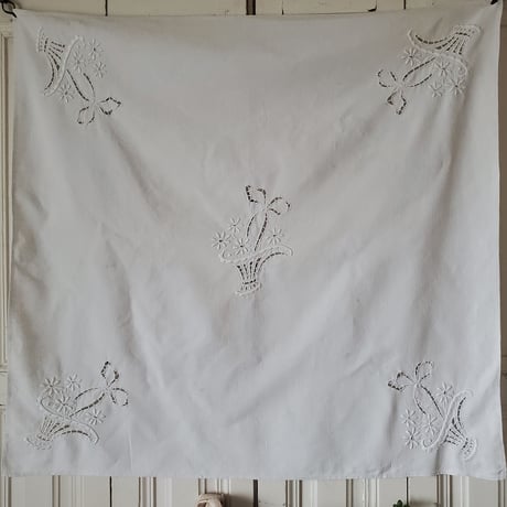 花かご手刺繍のクロス