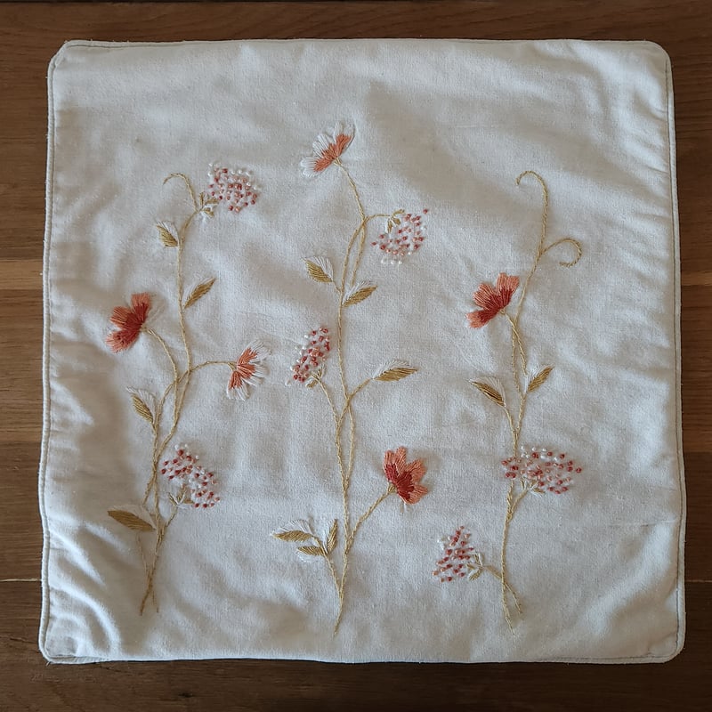 お花刺繍のクッションカバー | リボンときどきネコ