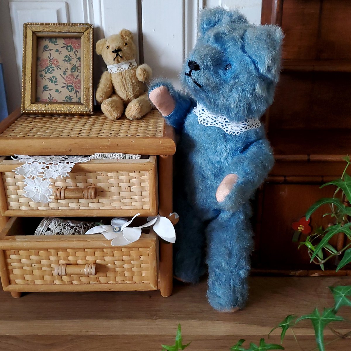 リモージュのブルーピローに座るクマがとても愛らしいリモージュボックス