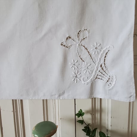 花かご手刺繍のクロス