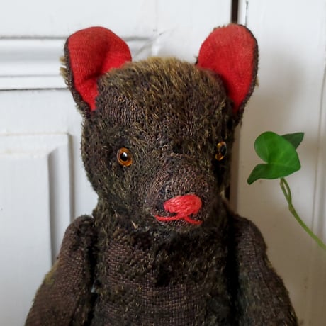 赤耳赤鼻の黒いテディベア