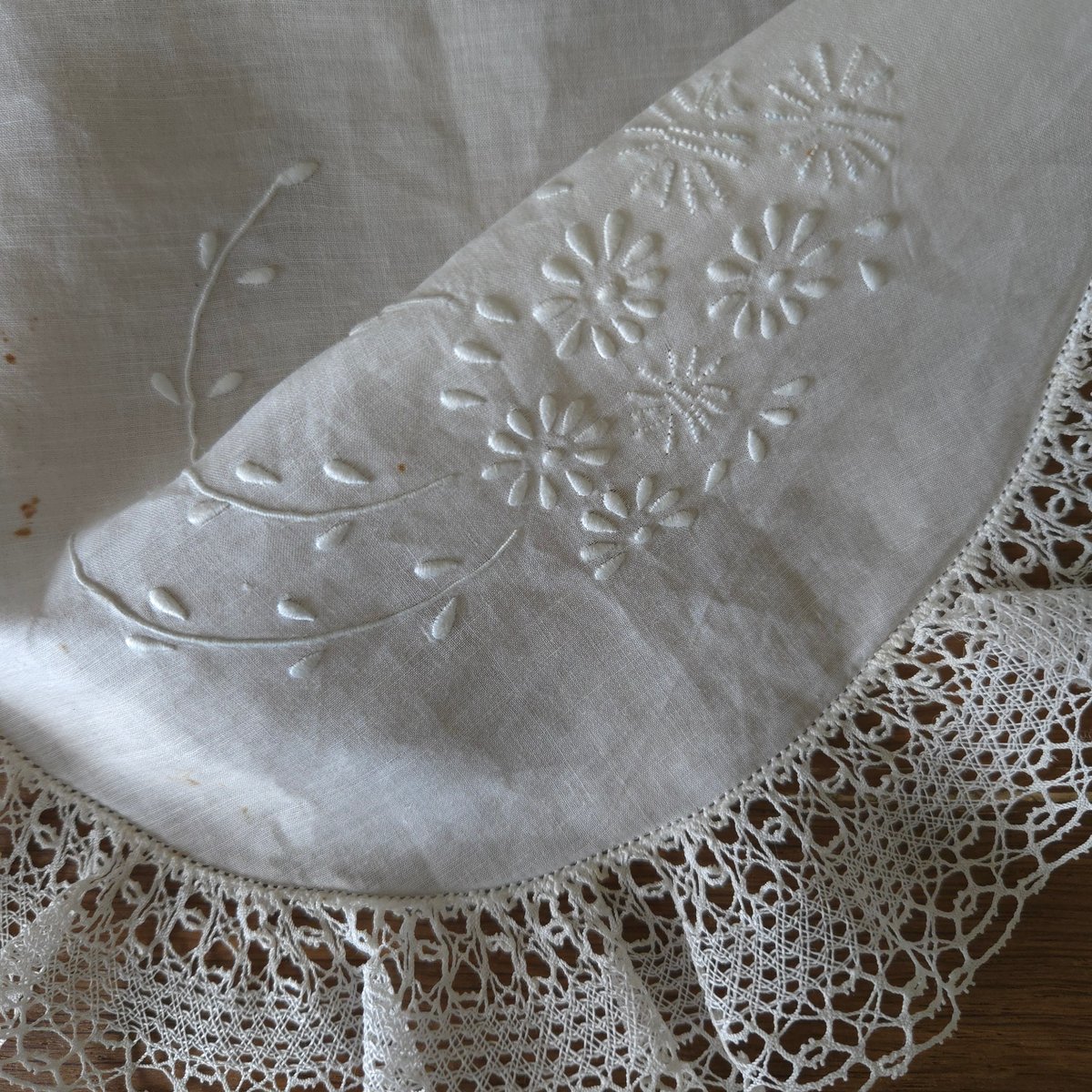 白糸手刺繍　リネン　オーバル　ドイリー 新 モデルホビー・楽器・アート - 白糸手刺繍 リネン オーバル