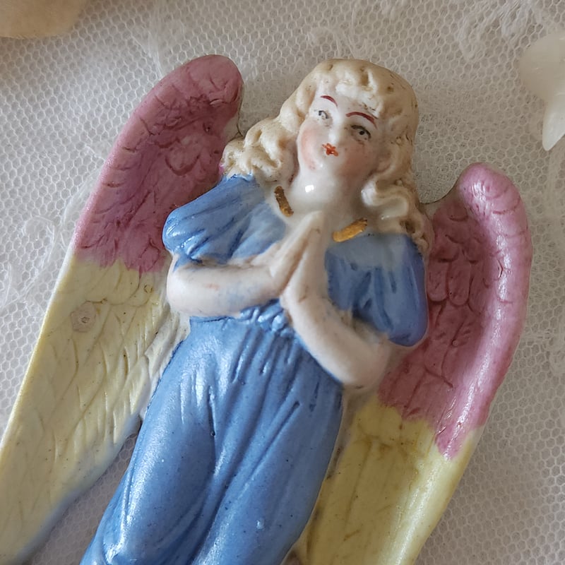 祈りを捧げる天使の聖水盤 | リボンときどきネコ