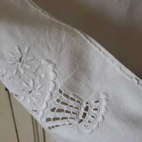 花かご手刺繍のクロス