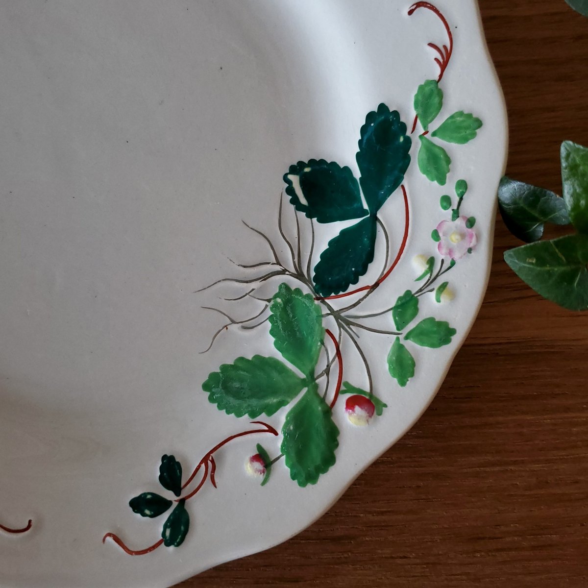 フランスアンティーク クレイユモントロー 苺のプレート 花リム