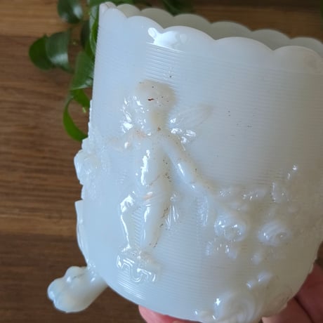 オパリンガラス天使レリーフの花瓶