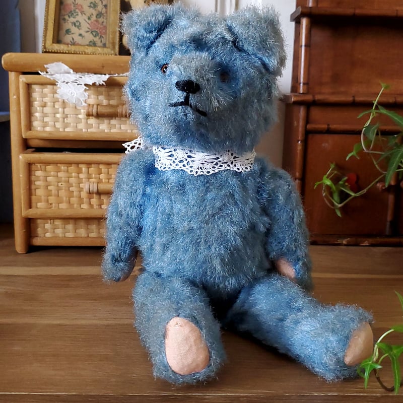 ちょっとかしげたブルーのクマちゃん | リボンときどきネコ