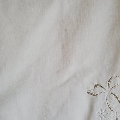 花かご手刺繍のクロス