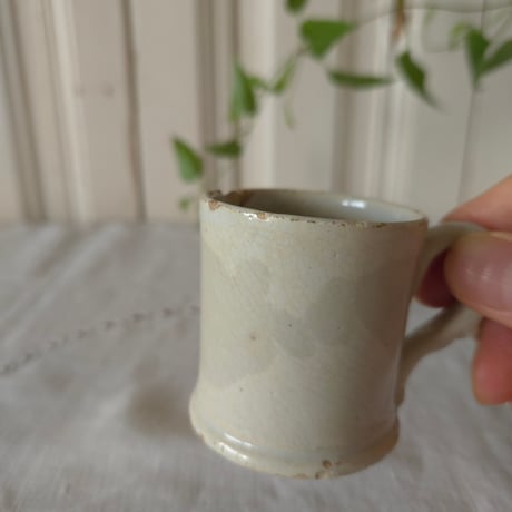 小さな白いカップ