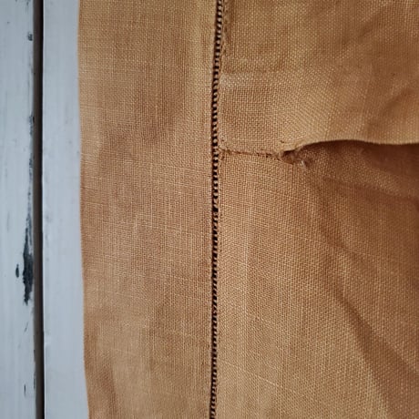 モノグラム刺繍の麻クッションカバー