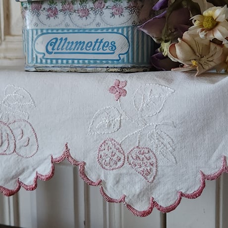 手刺繍のシェルフ飾り