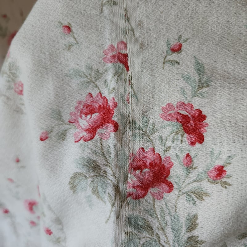 ローズ柄フレンチファブリックのカーテン | リボンときどきネコ