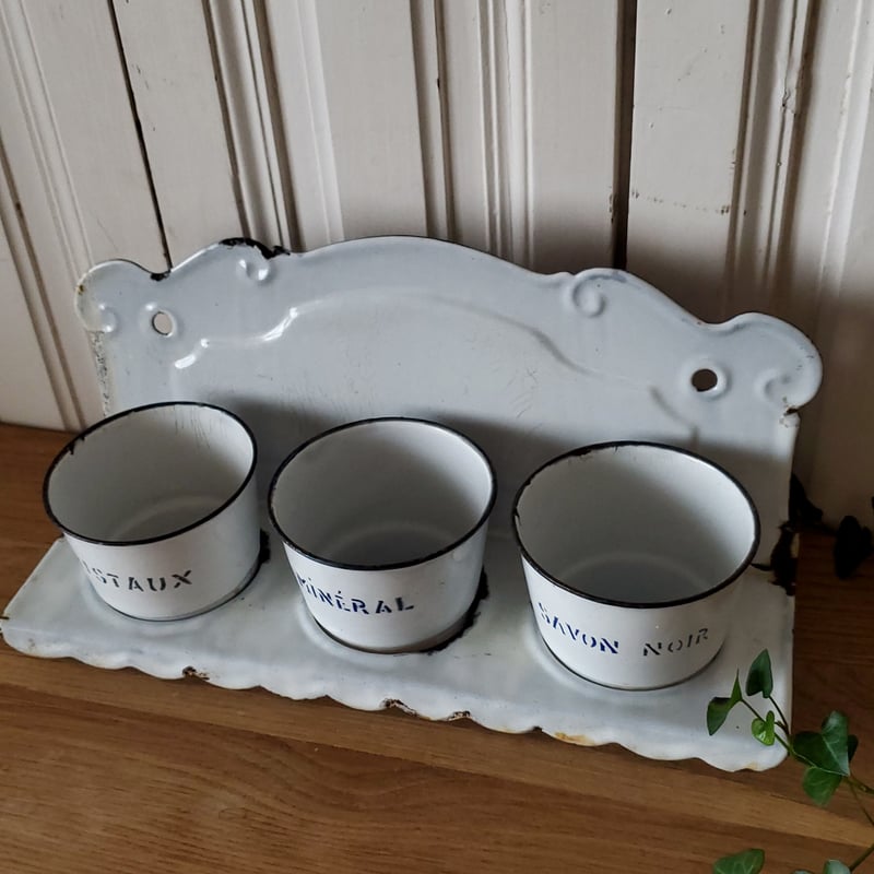 スカラップがかわいいホーローサボンラック | リボンときどきネコ