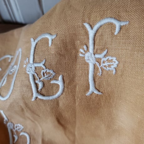 モノグラム刺繍の麻クッションカバー