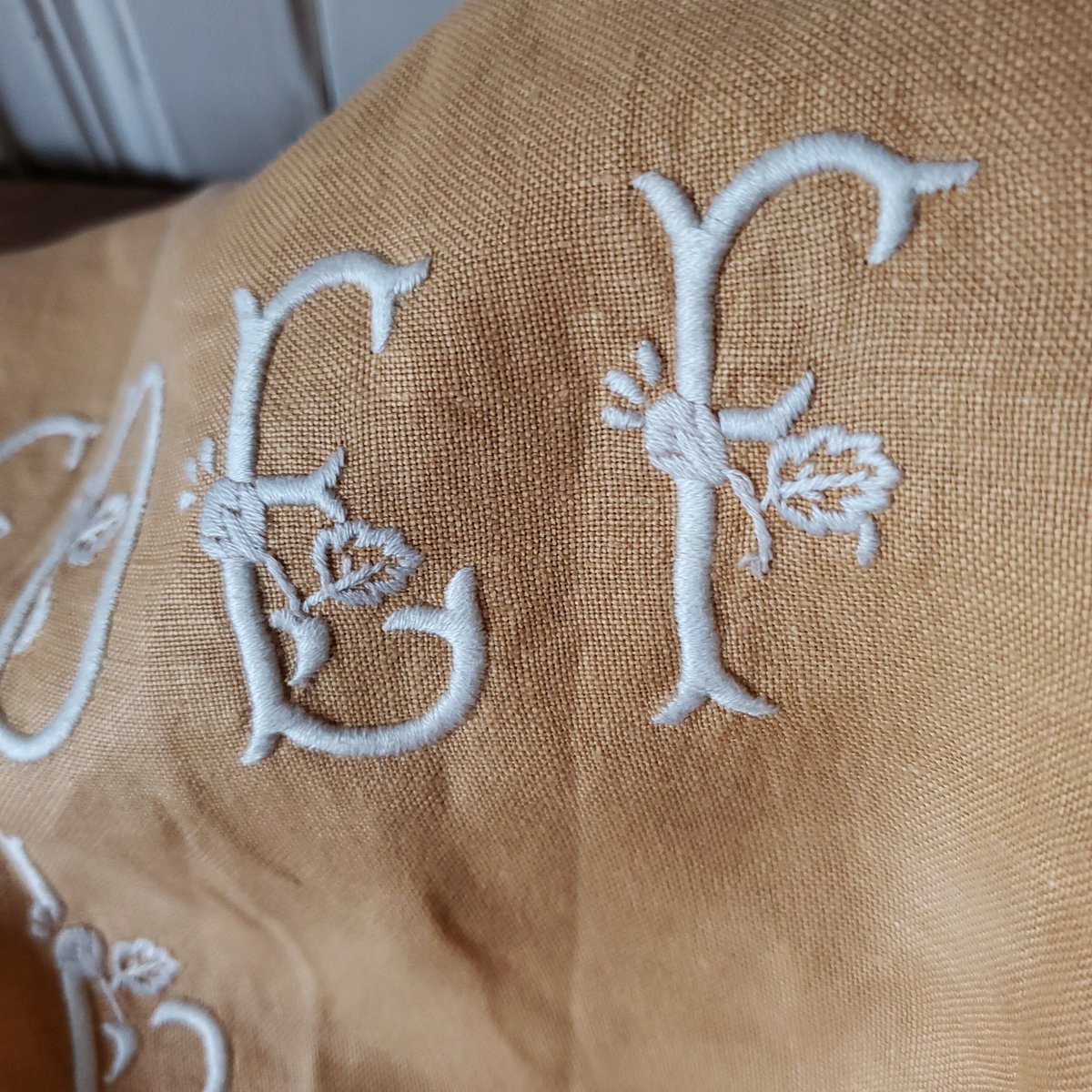 今日のお品ஐ⋆*アンティーク花柄刺繍とモノグラムのクッションカバー 15eba1392baef7563f272af098fbe5