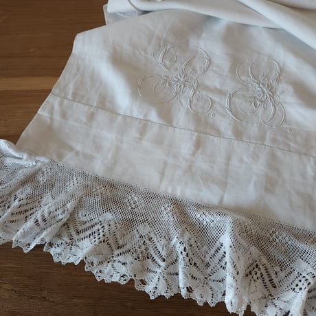 花文字イニシャル刺繍のロングピローケース