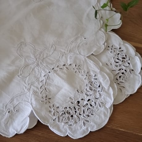 リボンと薔薇のカットワーク刺繍がかわいいクロス