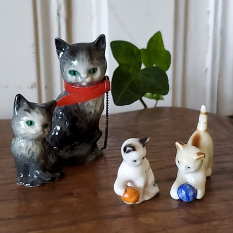 ボールで遊ぶ猫のフィギュリン/ゲーベル社