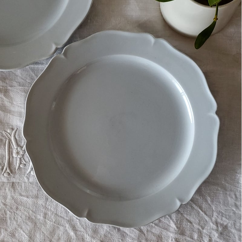 Montereauブルーグレーの花リムプレート | リボンときどきネコ