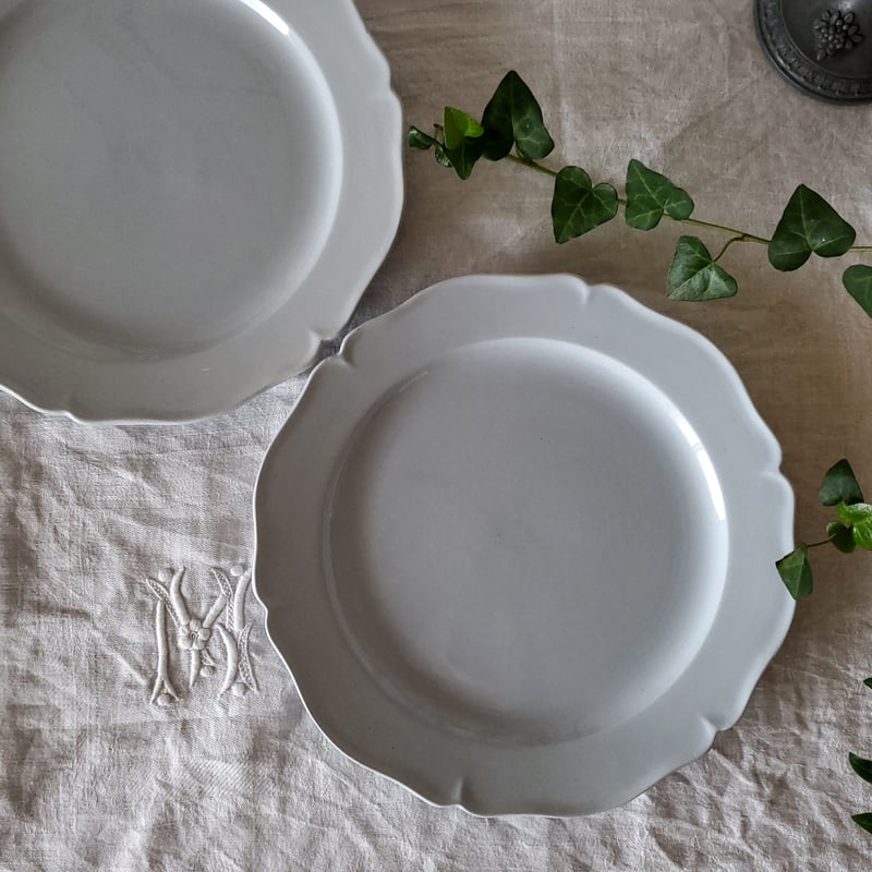 アビランド　花リム　大皿　白　ホワイト　レルーフ　リボン　ボウ Montereauブルーグレーの花リムプレート | リボンときどきネコ