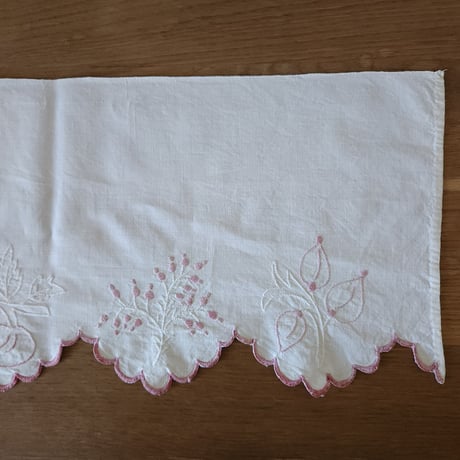 手刺繍のシェルフ飾り
