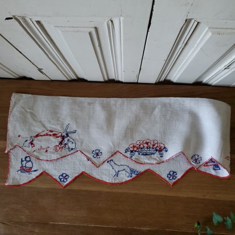 青と赤刺繍の棚飾り