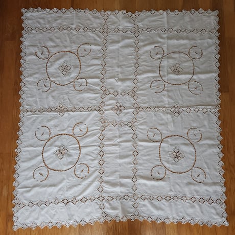 リネン刺繍のテーブルクロス
