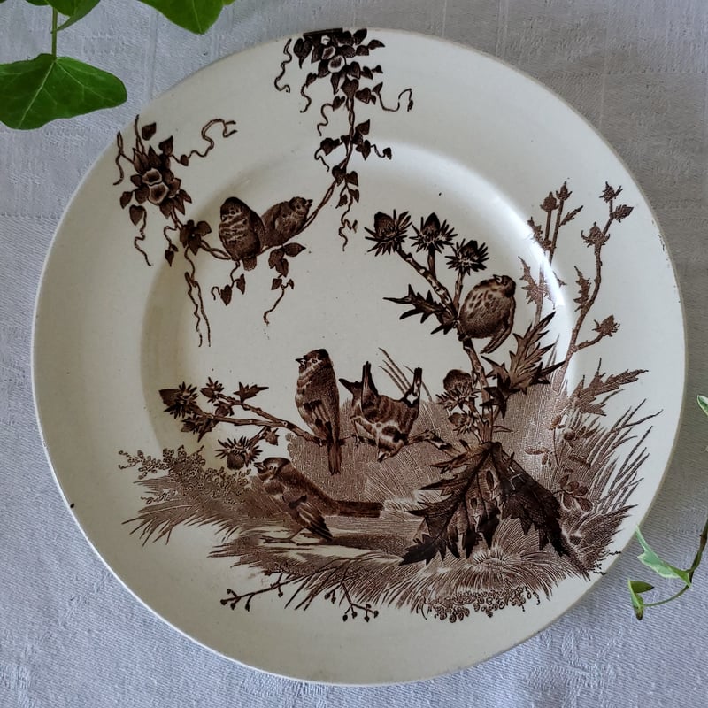 クレイユモントロー“Chardonneret”のデザートプレート | リボン